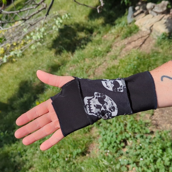 Gauntlet fingerless mitts skull print - Picture 3 of 3